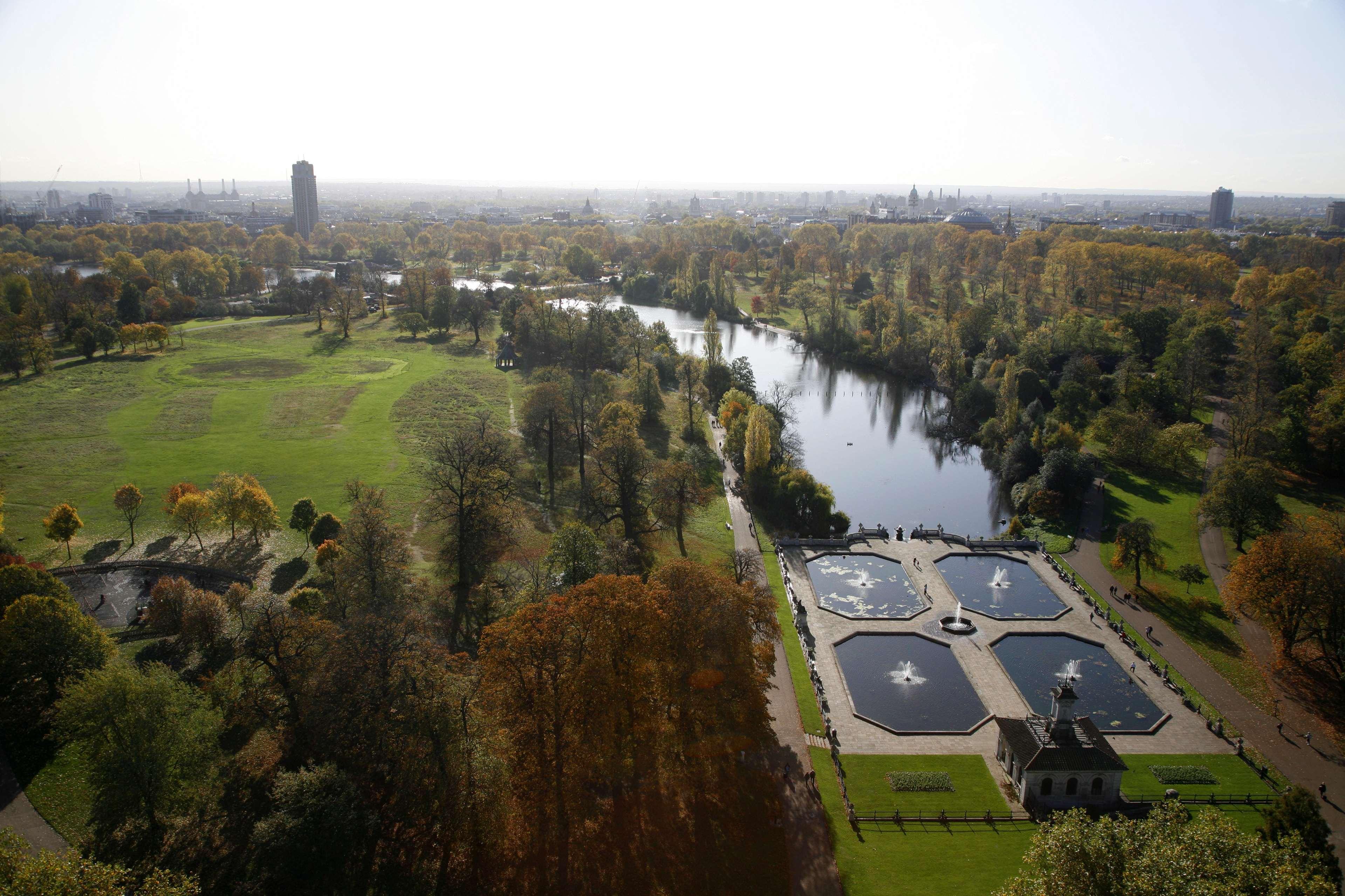Hotel Royal Lancaster Londra Esterno foto View of the Long Water from the Victoria Memorial
