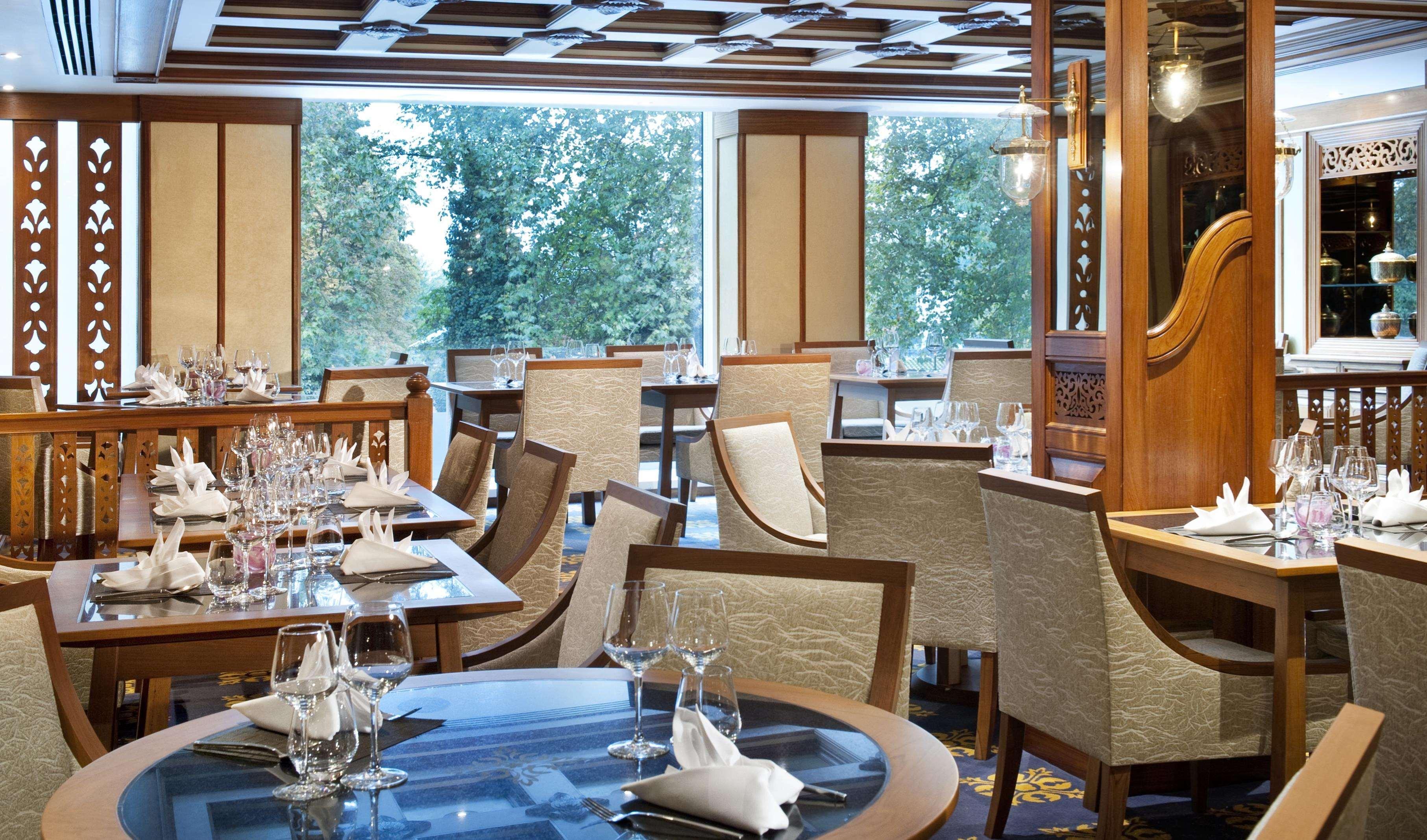 Hotel Royal Lancaster Londra Esterno foto The restaurant on board