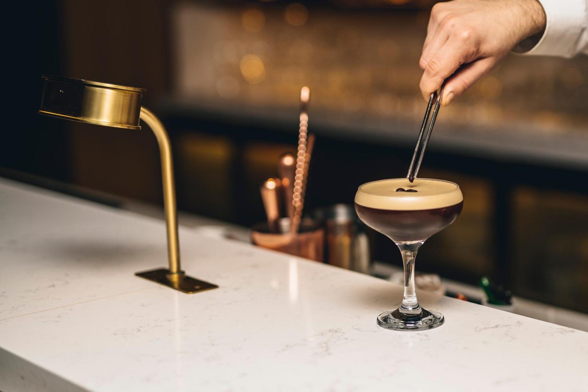 Hotel Royal Lancaster Londra Esterno foto A bartender stirring an espresso martini