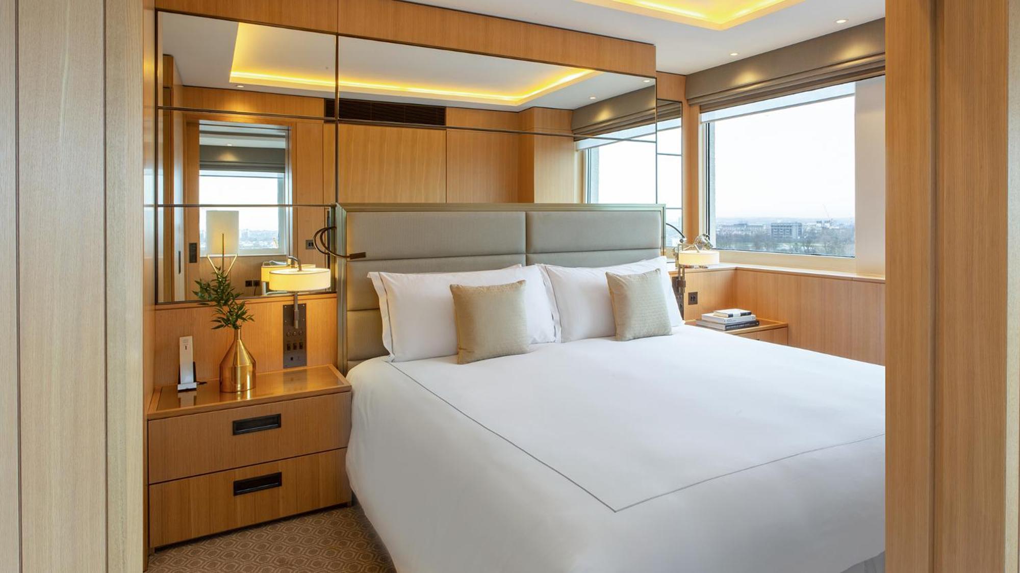 Hotel Royal Lancaster Londra Esterno foto A bedroom in a suite