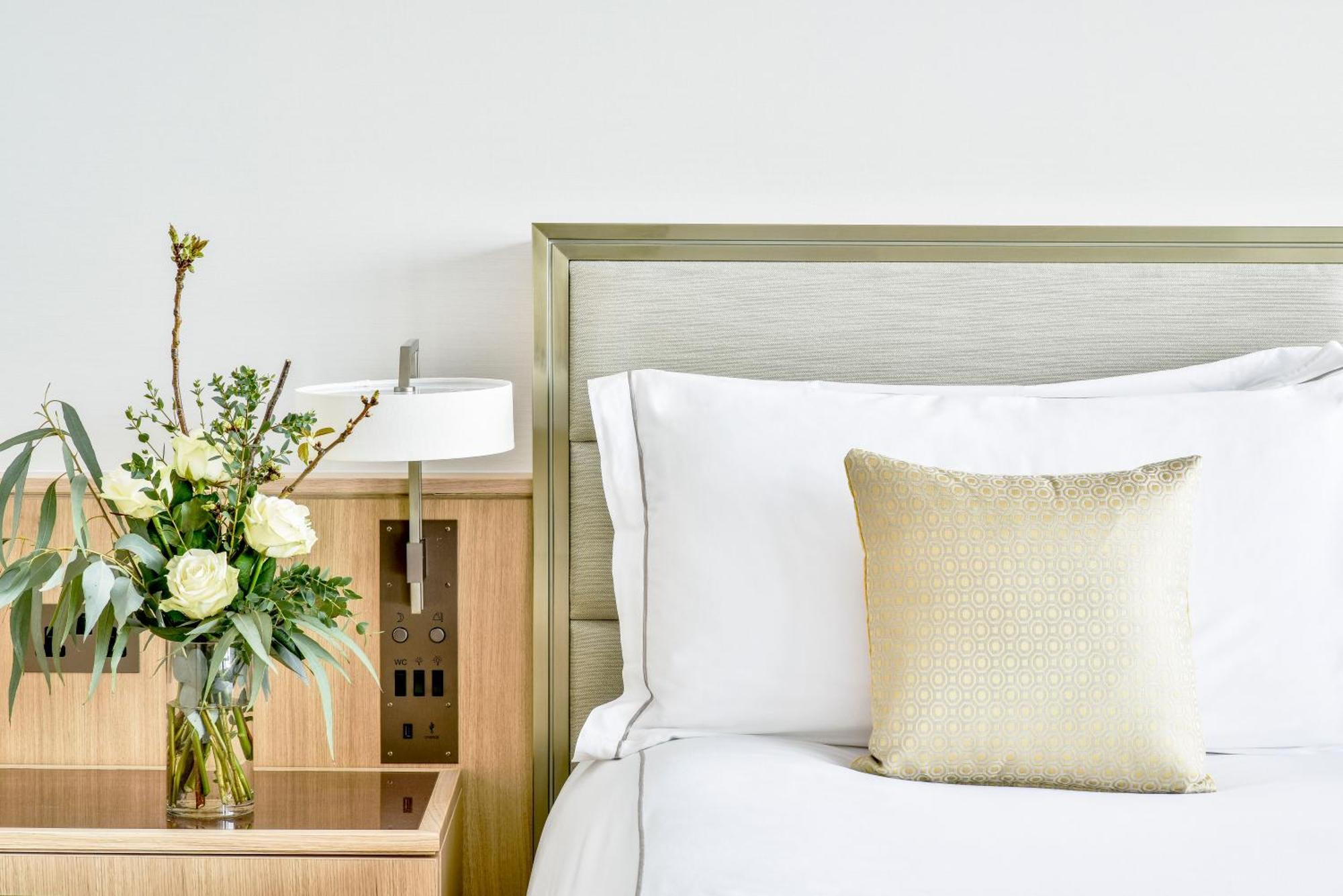 Hotel Royal Lancaster Londra Esterno foto A bedroom at The Standard East Village