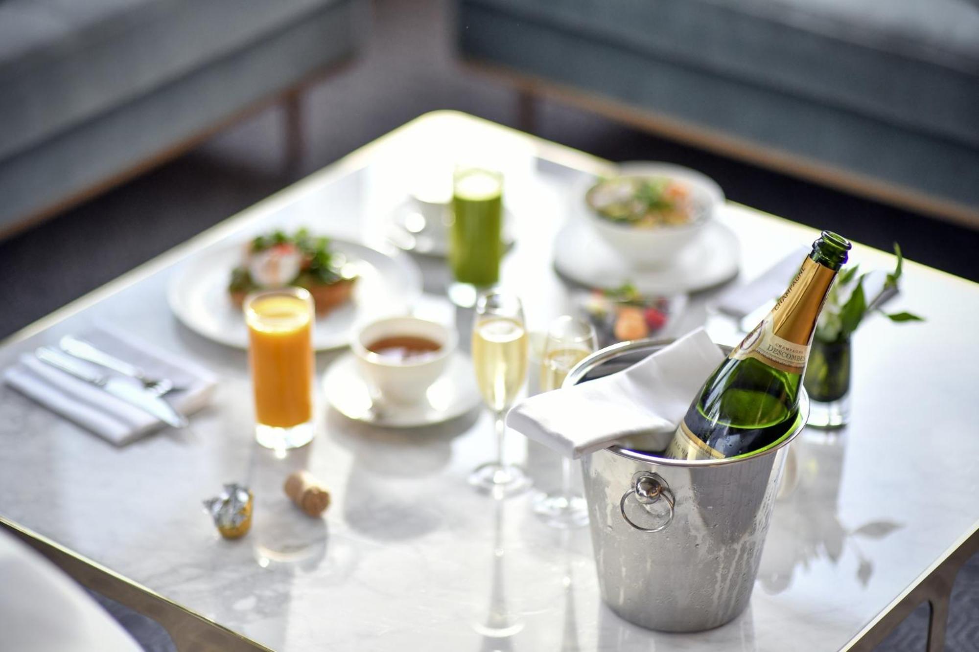 Hotel Royal Lancaster Londra Esterno foto Champagne in a champagne bucket